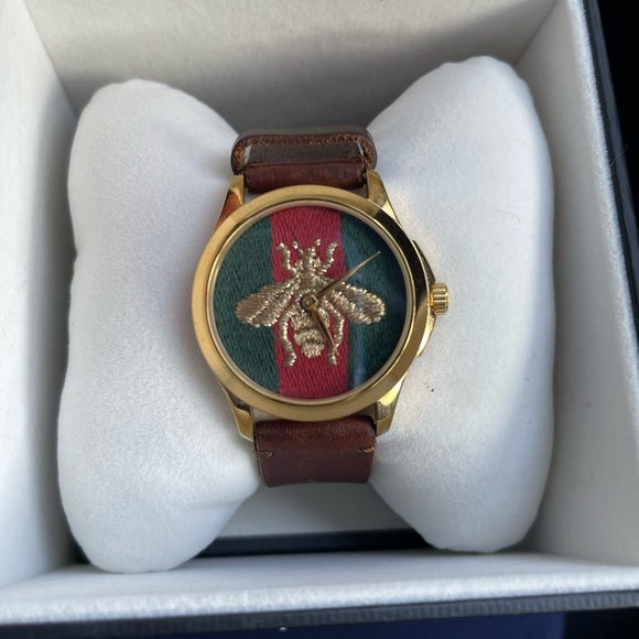 Mens leather Gucci watch. Like new. Asking for $875 or best offer - Picture 2 of 2